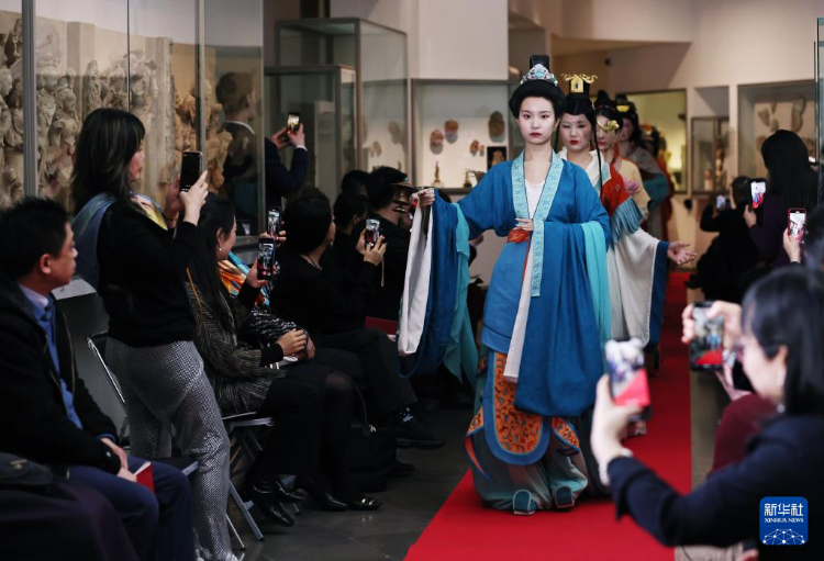 3月13日，在位于法國(guó)巴黎的吉美國(guó)立亞洲藝術(shù)博物館，模特展示敦煌復(fù)原服飾。新華社記者 高靜 攝