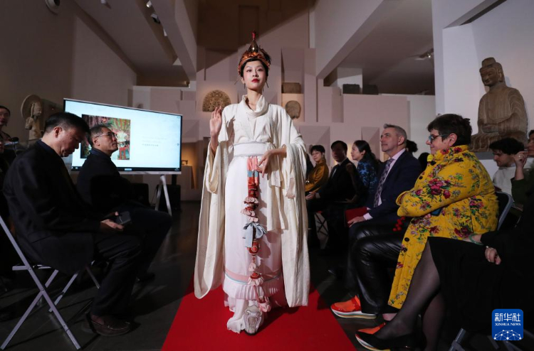 3月13日，在位于法國(guó)巴黎的吉美國(guó)立亞洲藝術(shù)博物館，模特展示敦煌復(fù)原服飾。新華社記者 高靜 攝