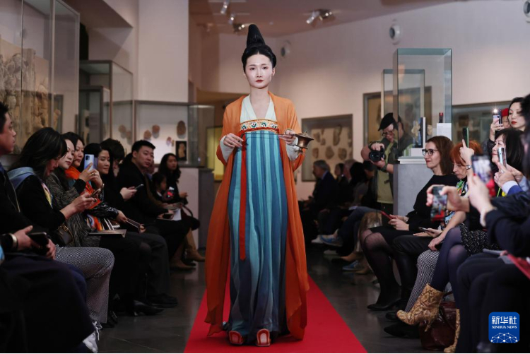 3月13日，在位于法國(guó)巴黎的吉美國(guó)立亞洲藝術(shù)博物館，模特展示敦煌復(fù)原服飾。新華社記者 高靜 攝