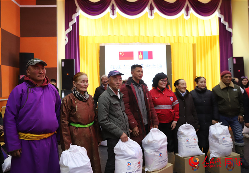 3月18日，向受災(zāi)牧民分發(fā)中方賑災(zāi)物資現(xiàn)場。人民網(wǎng)記者 霍文攝