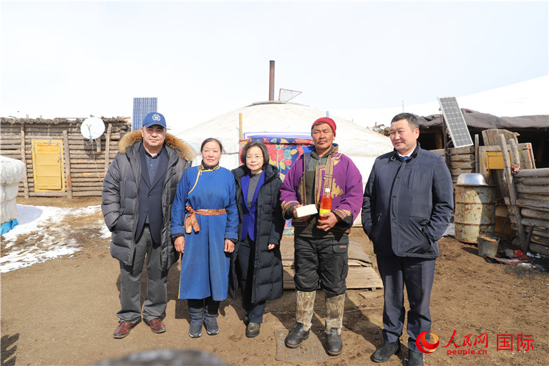 5.3月18日，沈大使與牧民及縣領(lǐng)導(dǎo)合影。人民網(wǎng)記者 霍文攝