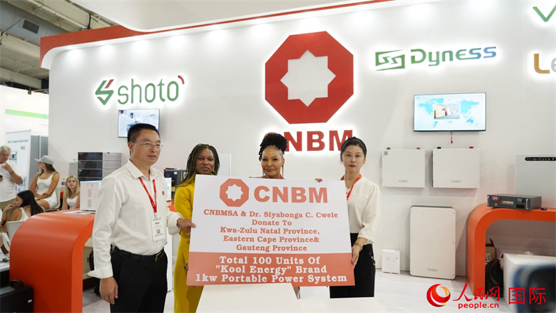 18日下午，中國(guó)建材國(guó)際南非公司向夸祖魯納塔爾省、東開普省及豪登省三省的社區(qū)捐贈(zèng)100臺(tái)KOOL ENERGY移動(dòng)電源設(shè)備(UPS)。人民網(wǎng) 劉暢攝
