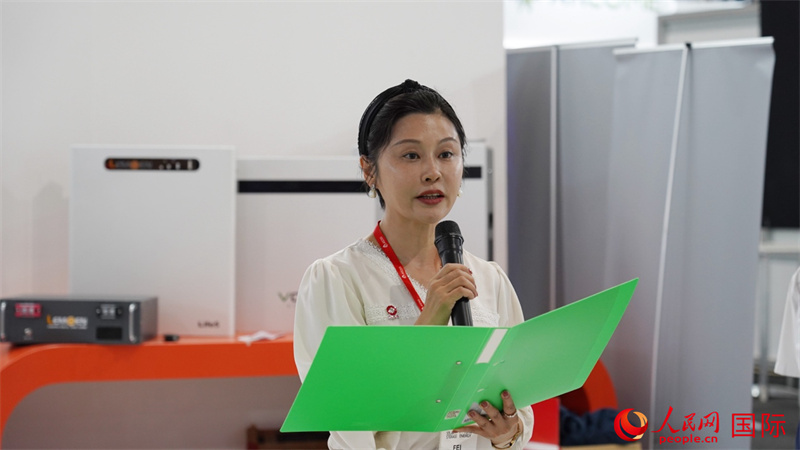 中建材海外經(jīng)濟(jì)合作有限公司總經(jīng)理姜婓致辭。人民網(wǎng) 劉暢攝