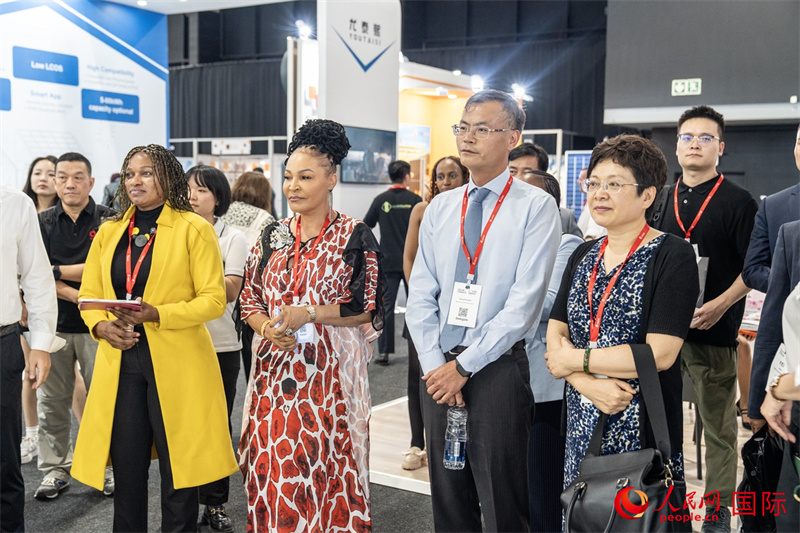 現(xiàn)場(chǎng)嘉賓參與捐贈(zèng)儀式。人民日?qǐng)?bào)非洲中心分社 希拉茲·莫林?jǐn)z