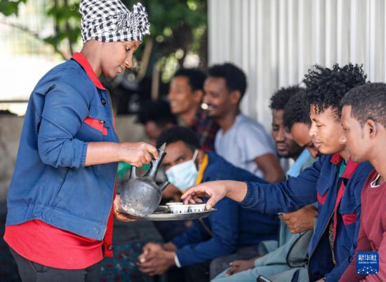 2024年2月16日，在埃塞俄比亞杜凱姆市的東方工業(yè)園，工人在工作間隙休息。 新華社記者 李亞輝 攝