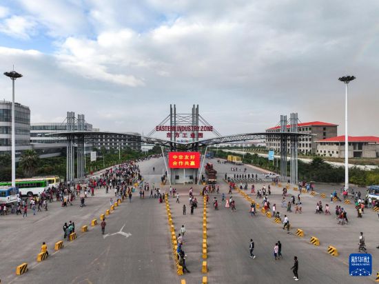 這是2023年11月3日在埃塞俄比亞杜凱姆市拍攝的東方工業(yè)園大門（無人機照片）。 新華社發(fā)（東方工業(yè)園供圖）