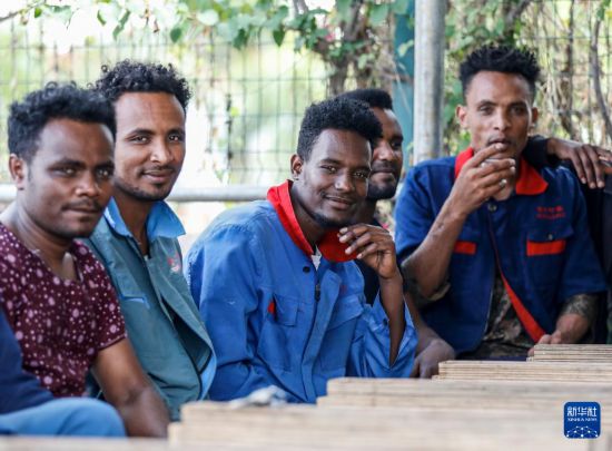 2024年2月16日，在埃塞俄比亞杜凱姆市的東方工業(yè)園，工人在工作間隙休息。 新華社記者 李亞輝 攝