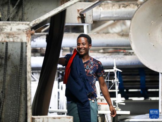 2024年2月16日，在埃塞俄比亞杜凱姆市的東方工業(yè)園，工人在東方紡織印染有限公司的車間內(nèi)工作。 新華社記者 李亞輝 攝