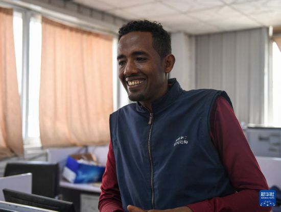 2024年2月16日，在埃塞俄比亞杜凱姆市的東方工業(yè)園，東方紡織印染有限公司經(jīng)理格圖·克貝貝接受新華社記者采訪。 新華社記者 李亞輝 攝