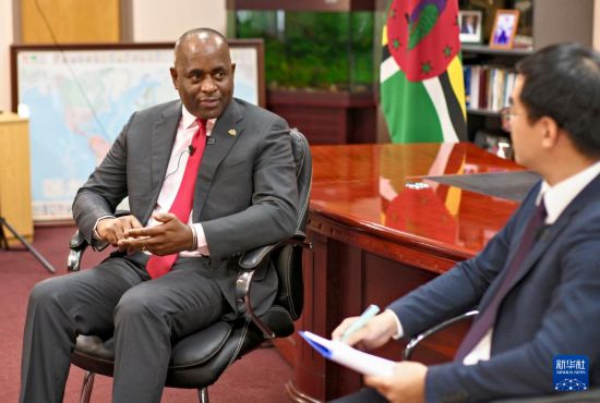 3月4日，多米尼克總理斯凱里特在首都羅索接受新華社記者專訪。新華社記者 趙凱 攝