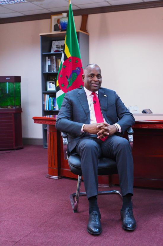 3月4日，多米尼克總理斯凱里特在首都羅索的總理辦公室接受新華社記者獨家專訪。新華社記者 趙凱 攝