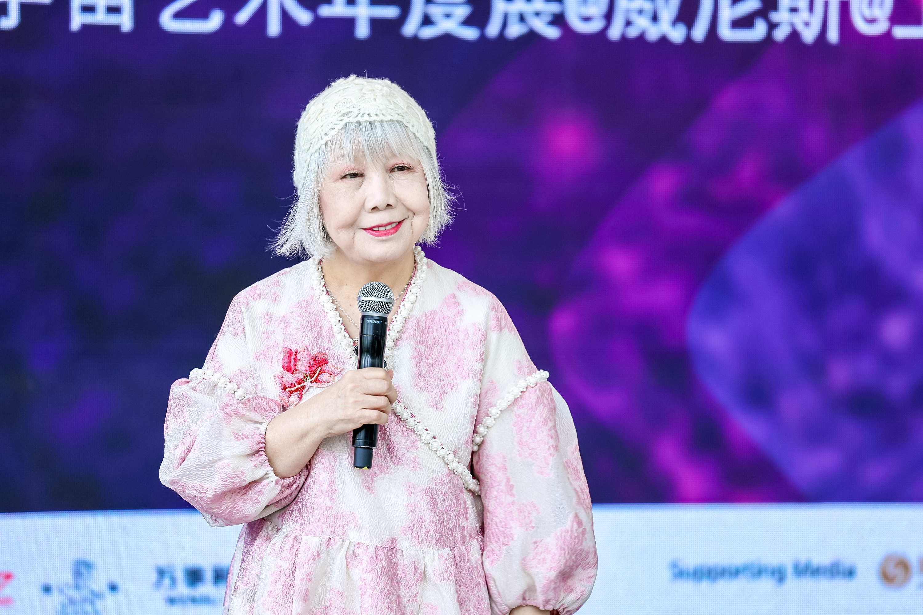 圖3：資深策展人、藝評(píng)家、臺(tái)北實(shí)踐大學(xué)教授陸蓉之致辭（圖片：鳳凰中心）