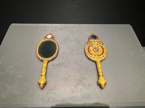 銅鍍金鑲表橢圓把鏡。新華社記者徐壯 攝