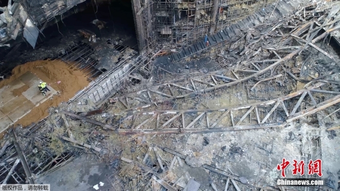 當(dāng)?shù)貢r(shí)間2024年3月26日下午，據(jù)俄羅斯緊急情況部公布的消息，莫斯科州“克羅庫(kù)斯城”音樂(lè)廳恐怖襲擊事件的搜救工作已經(jīng)全部結(jié)束。據(jù)介紹，工作人員已完成現(xiàn)場(chǎng)滅火救援以及廢墟清理的工作。圖為發(fā)生恐怖襲擊事件后音樂(lè)廳內(nèi)部滿目瘡痍。（視頻截圖）