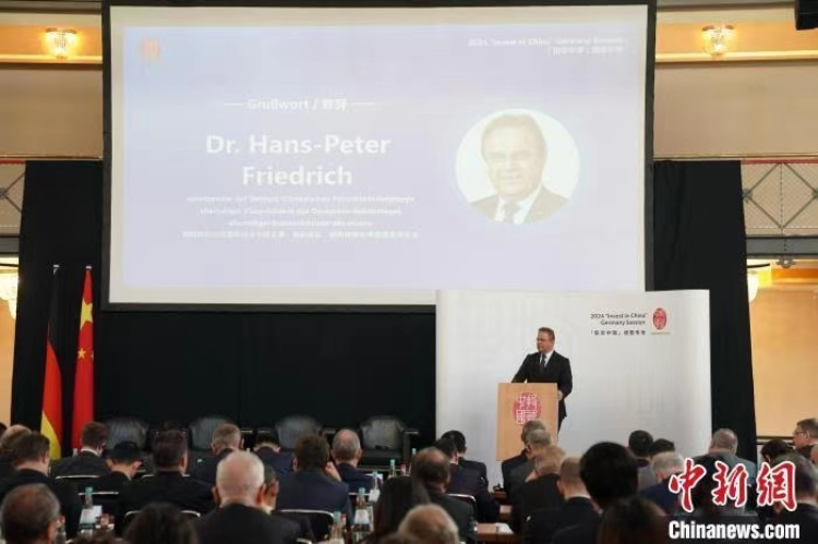 當(dāng)?shù)貢r(shí)間4月5日，由中國(guó)商務(wù)部主辦的“投資中國(guó)”德國(guó)專(zhuān)場(chǎng)推介活動(dòng)在斯圖加特市舉行。中新社記者 馬秀秀 攝