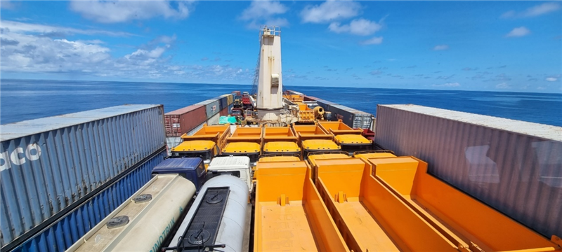 中蘇海運(yùn)直航貨輪在海上行駛。中國(guó)駐蘇里南大使館供圖