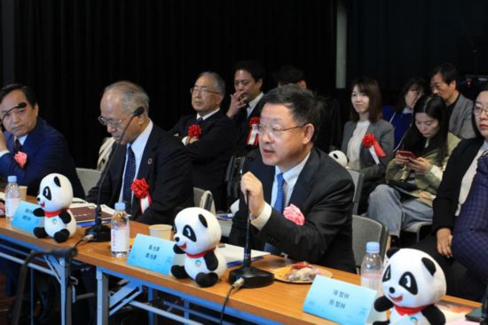 圖為四川省文化和旅游廳廳長戴允康向日本友人介紹四川旅游資源。（中國駐東京旅游辦事處供圖）