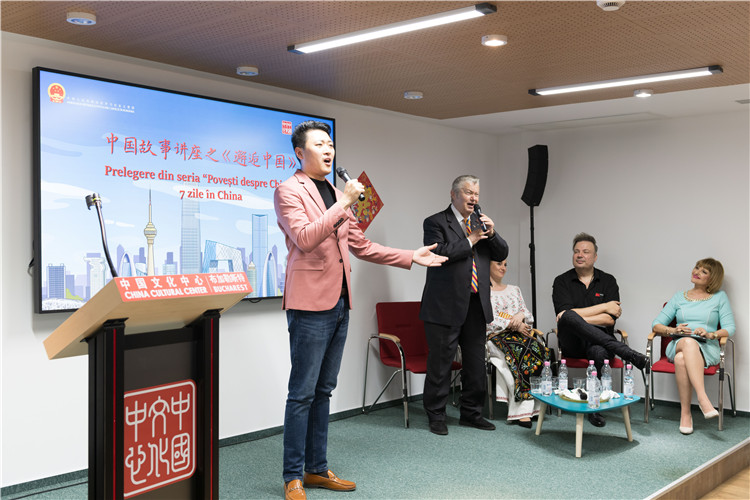 中國青年男高音歌唱家方瀧與奧爾基·圖爾達(dá)合唱羅語歌曲。布加勒斯特中國文化中心供圖。