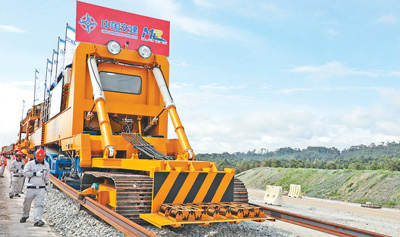 中企承建的馬東鐵項(xiàng)目創(chuàng)造就業(yè)機(jī)會(huì)超過(guò)1.8萬(wàn)個(gè)，合作的當(dāng)?shù)仄髽I(yè)超過(guò)1900家——為促進(jìn)馬來(lái)西亞?wèn)|西海岸互聯(lián)互通貢獻(xiàn)力量（共建“一帶一路”第一現(xiàn)場(chǎng)）