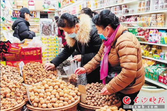 　　在長沙南門口菜市場附近的一家炒貨店內(nèi)，市民正在選購年貨?！　￠L沙晚報全媒體記者 范宏歡 攝