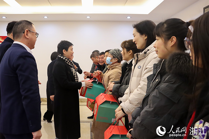 杭州市上城區(qū)“我為年夜飯?zhí)淼啦恕睈坌亩Y盒正式啟送。人民網(wǎng) 秦文攝