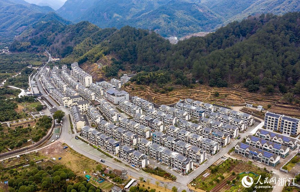 近日，航拍寧波市海曙區(qū)龍觀鄉(xiāng)李岙村屋頂光伏項目。人民網(wǎng) 章勇濤攝