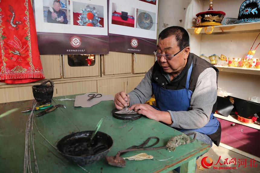 戲曲盔頭技藝傳承人許茂臣正在足活。 韓冰攝