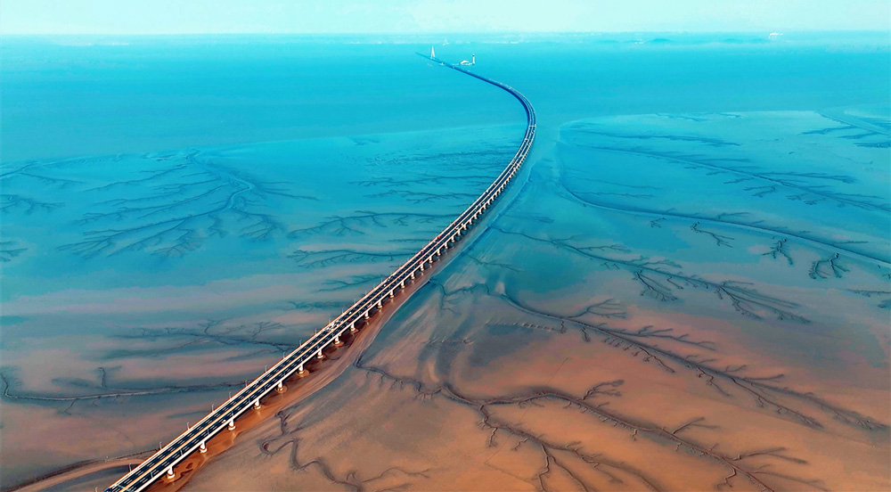 錯落有致的溝壑與灘涂地貌有機融合，勾勒出形態(tài)各異的“灘涂丹青”。虞昌勝攝