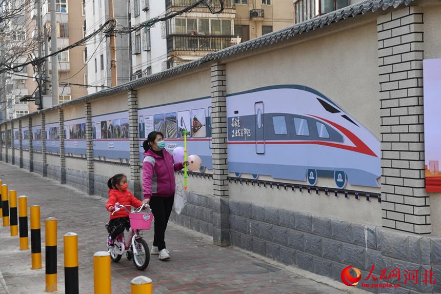 石家莊市談南路上的石家莊工業(yè)印記文化長(zhǎng)廊吸引了過(guò)往市民駐足觀看。 張震攝