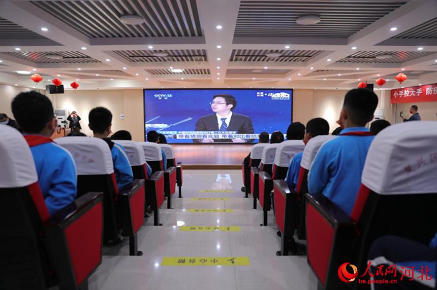 邯鄲市復(fù)興區(qū)實驗小學(xué)學(xué)生集中收聽收看“天宮課堂”第二課。 王伸攝