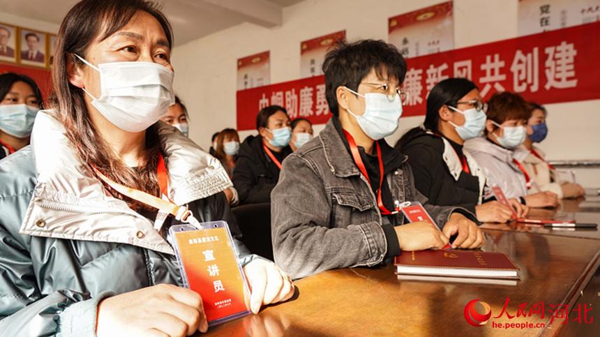 廉潔家風(fēng)宣講員持證上崗。 李揚(yáng)攝