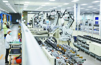 全球鋰離子電池領(lǐng)軍企業(yè)欣旺達(dá)動(dòng)力電池生產(chǎn)車間。 南京日報(bào)/紫金山新聞?dòng)浾?崔曉 攝