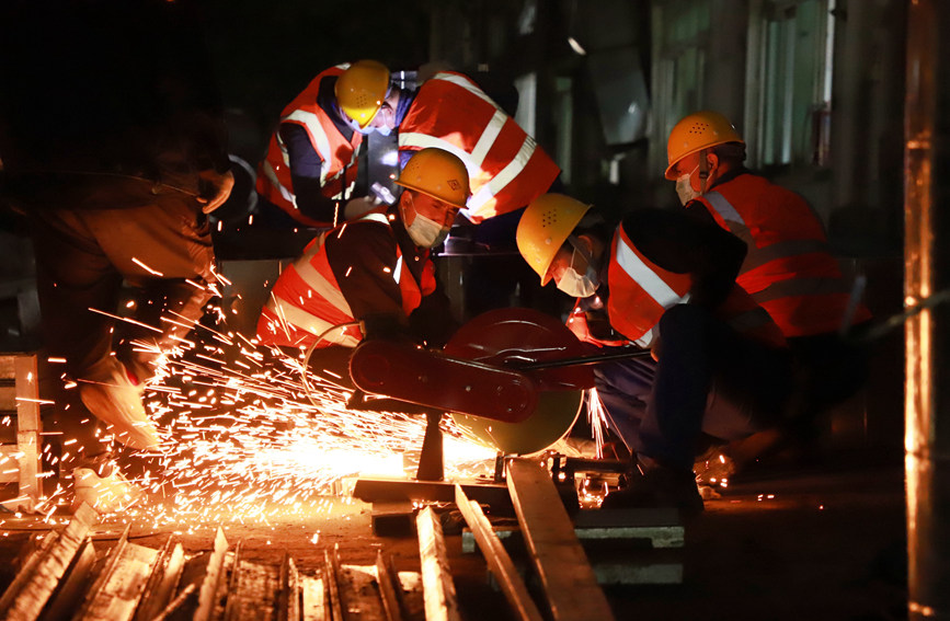 建設(shè)者們爭(zhēng)分奪秒保證進(jìn)度。雷占勝攝