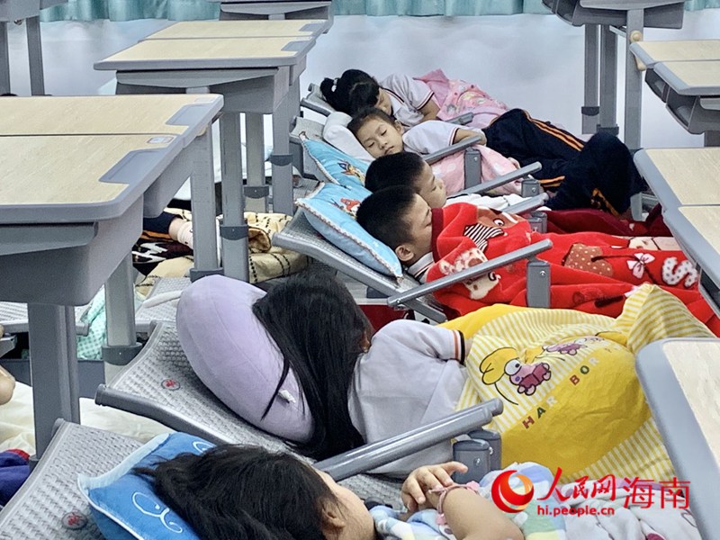 ?？诘诙W(xué)學(xué)生在新式課桌椅上午休。人民網(wǎng) 李浩蓉?cái)z