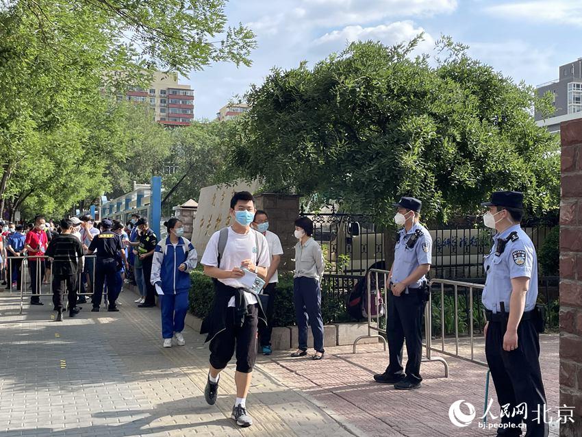 在中關(guān)村中學(xué)考點(diǎn)，考生們有序走入考點(diǎn)。人民網(wǎng) 董兆瑞攝