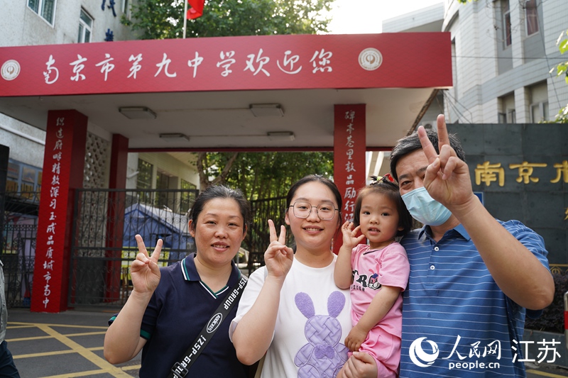 一家人在考點前合影留念。周夢嬌攝