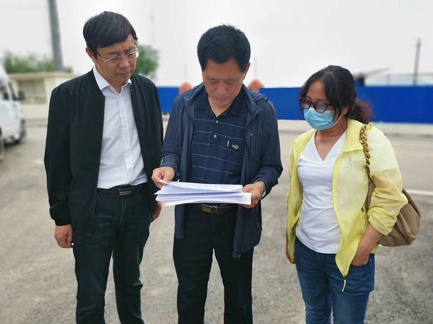 國情調(diào)查核查組專家對(duì)司家營鐵礦生產(chǎn)臺(tái)賬等進(jìn)行檢查。袁海波攝