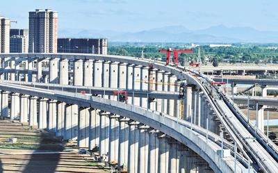 6月7日，工人在唐山市高新技術(shù)開發(fā)區(qū)境內(nèi)的京唐城際鐵路建設工地施工（無人機照片）。 新華社記者 楊世堯攝