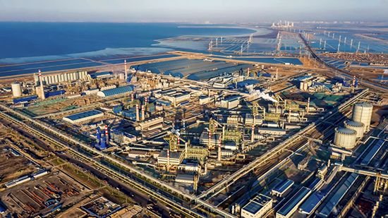 俯瞰豐南區(qū)臨港經(jīng)濟(jì)開發(fā)區(qū)的河北縱橫集團(tuán)豐南鋼鐵有限公司。 李秀清攝