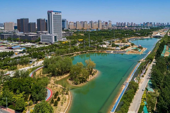 環(huán)城水系中的北湖公園越來越美。羅大慶攝