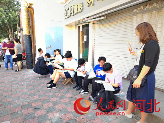 臨進(jìn)考場(chǎng)，考生抓緊時(shí)間再復(fù)習(xí)一下。人民網(wǎng) 祝龍超攝