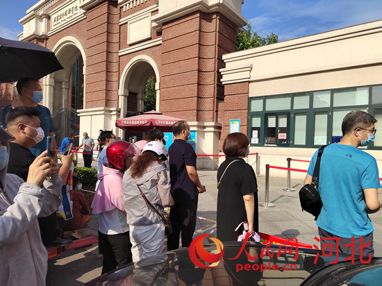 石家莊外國語學(xué)校考點(diǎn)外送考的家長(zhǎng)。人民網(wǎng) 祝龍超攝