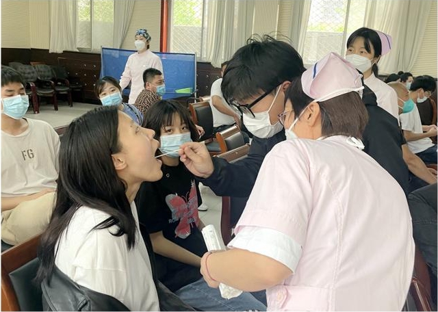 醫(yī)院對志愿者進(jìn)行線下培訓(xùn)。李艷紅攝