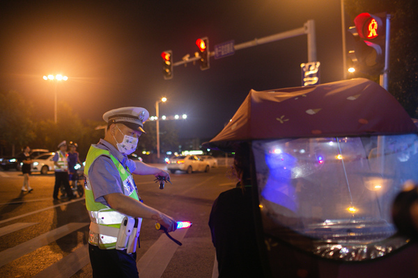 違法加裝電動車遮陽傘也將受到處罰?？馒Q 攝