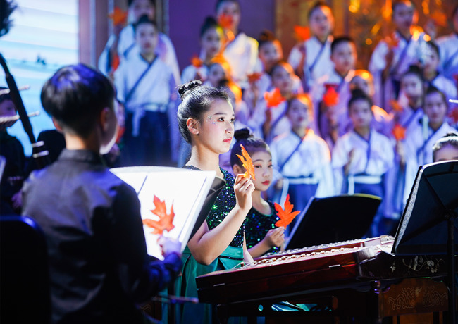 樂團(tuán)在臺(tái)上演出。單位供圖