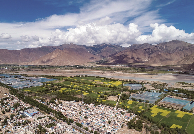 江蘇投入援藏資金支持拉薩開展村莊環(huán)境整治、人畜飲水安全等基礎(chǔ)設(shè)施和公共服務(wù)項(xiàng)目建設(shè)，打造“美麗鄉(xiāng)村·幸福家園”。 本報(bào)記者 萬程鵬 攝