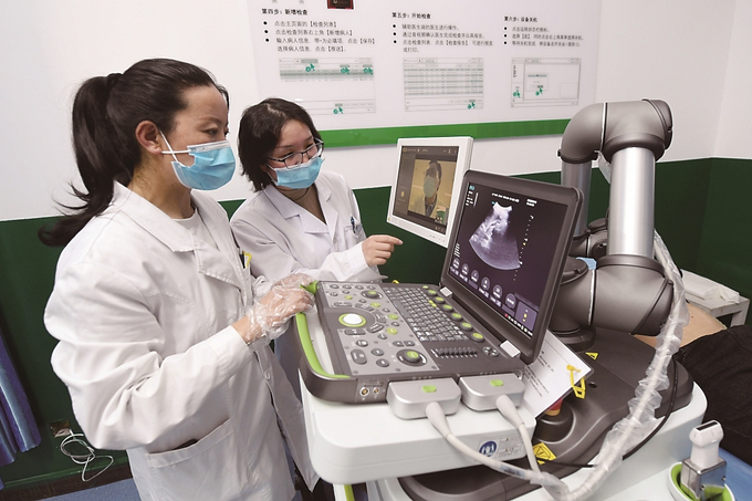 江蘇援藏投資三百萬元在林周縣人民醫(yī)院建設(shè)了拉薩市首臺(tái)套遠(yuǎn)程超聲診斷系統(tǒng)。 本報(bào)記者 萬程鵬 攝