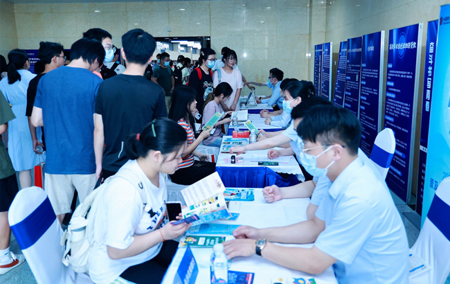 大學(xué)生現(xiàn)場(chǎng)咨詢(xún)創(chuàng)業(yè)政策。長(zhǎng)沙市人社局供圖