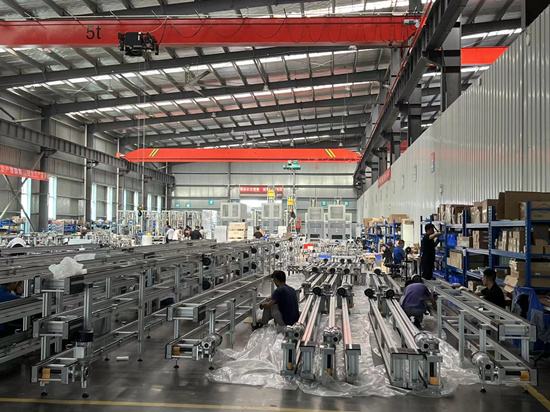 先惠智能裝備生產(chǎn)車間，工人們在忙著組裝設(shè)備。受訪單位供圖