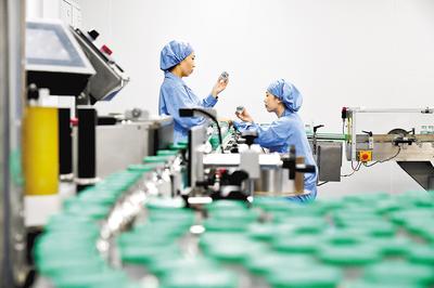 通過加大創(chuàng)新藥物研發(fā)力度，石藥集團實現(xiàn)了傳統(tǒng)工業(yè)企業(yè)向創(chuàng)新型企業(yè)轉(zhuǎn)型。（本報資料片）